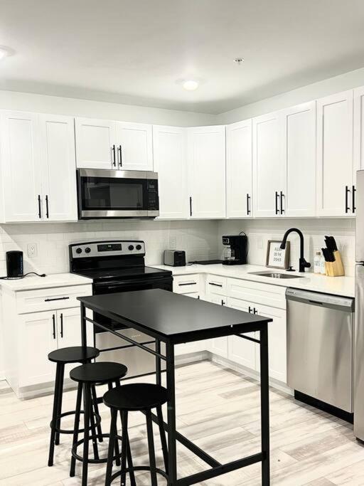 Extravagant 3 Bedroom Near Art Museum Apartment